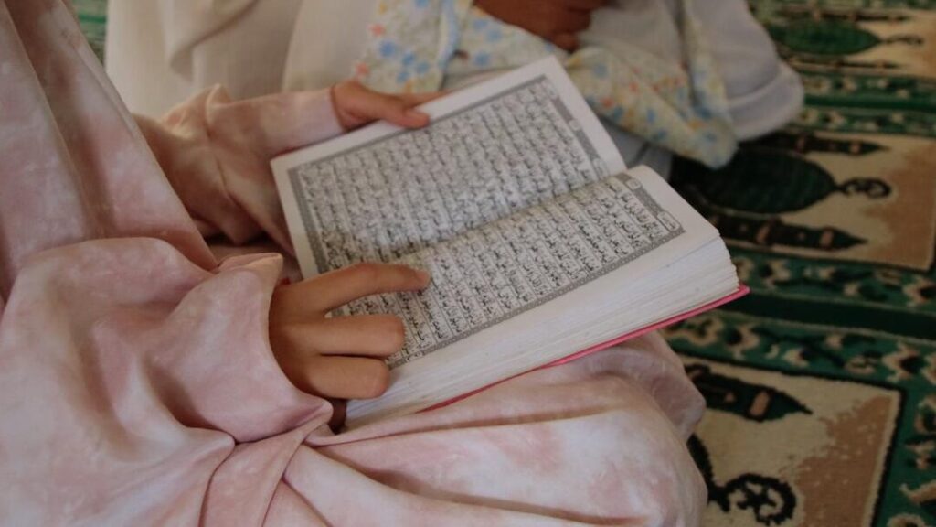 10 Contoh Bacaan Iqlab dalam Al-Qur'an yang Perlu Diketahui